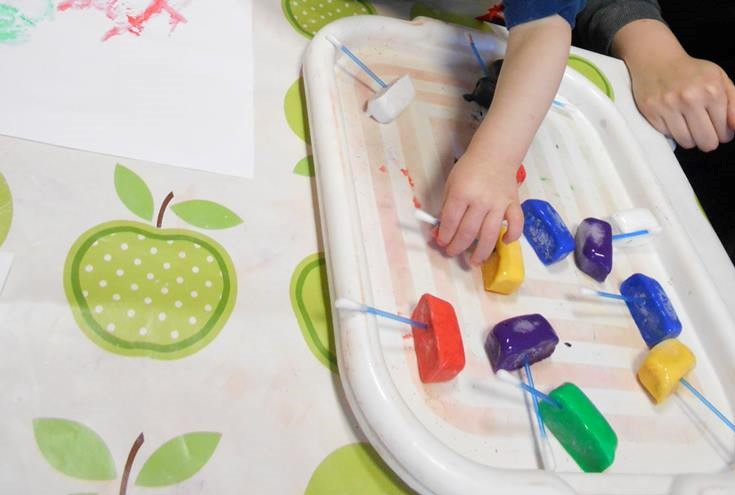 Painting with ice cubes